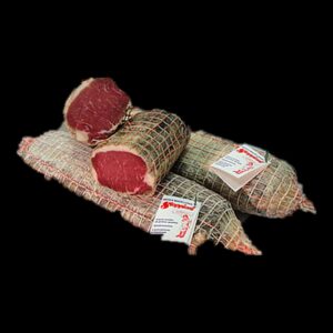 Lombi in rete con le etichette dell&rsquo;Antica Macelleria Stoppioni su fondo nero, uno tagliato a mostrare il magro rosso