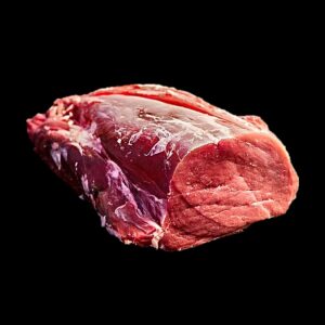 Filetto bovino intero su fondo nero, pulito e pronto da tagliare
