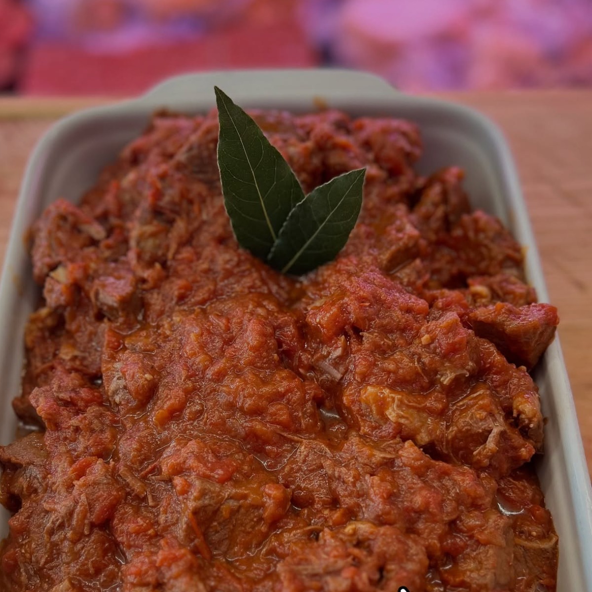 Francesina col pomodoro nella vaschetta del banco, con una foglia di alloro