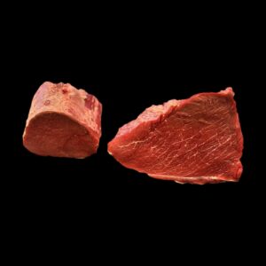 Due pezzi di vitellone crudi per il roast beef su fondo nero: carne rossa e magra, da cuocere e affettare sottile.