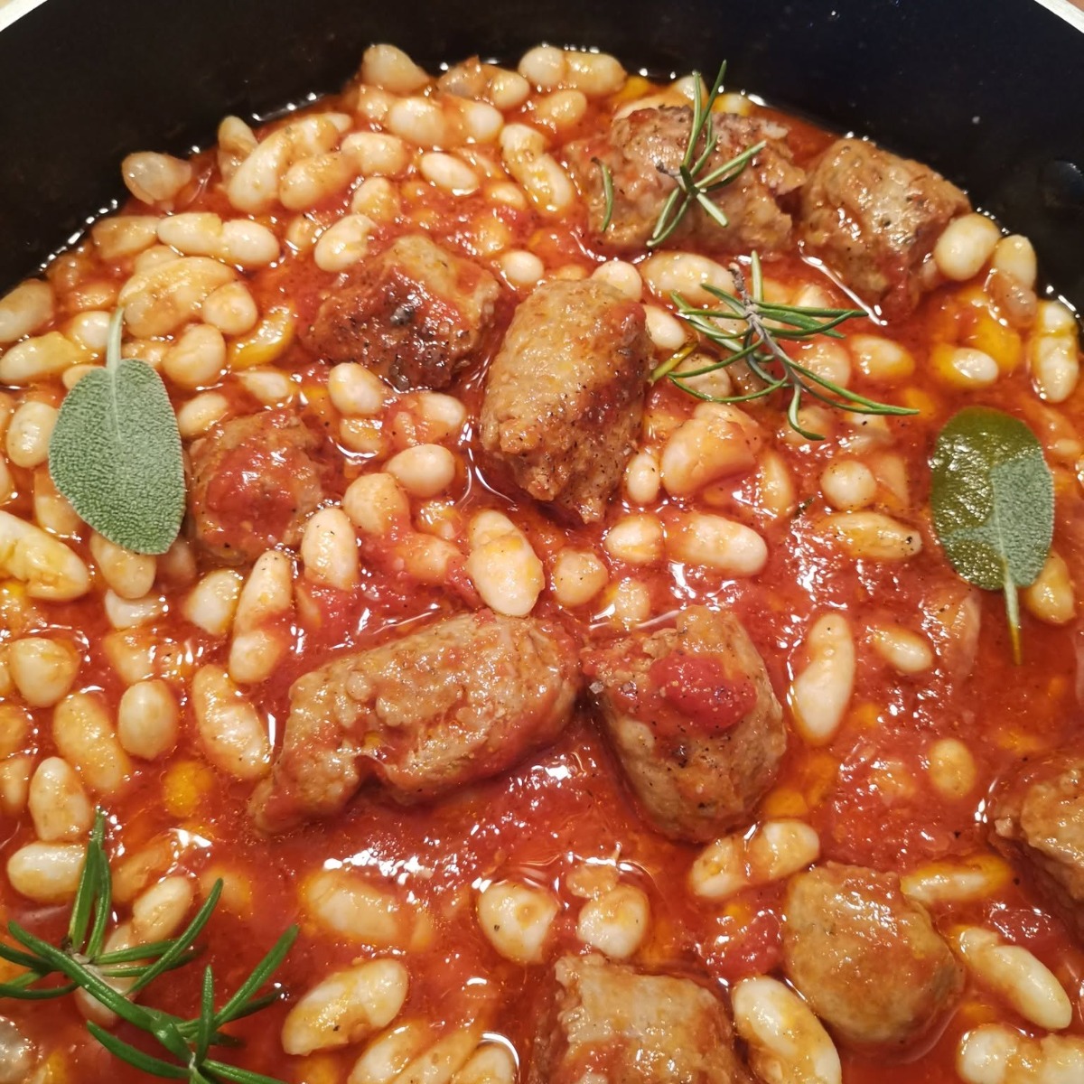 Salsiccia e fagioli all’uccelletto nel tegame, con la salvia